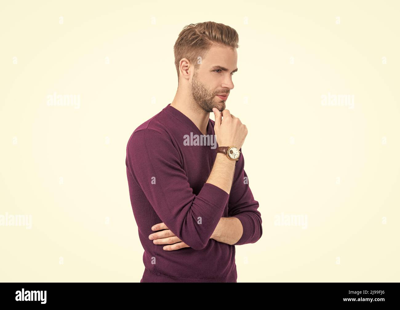 Il barbiere è tornato. L'uomo bello tocca il mento non rasato. Barbiere. Cura del corpo maschile. Barbiere Foto Stock