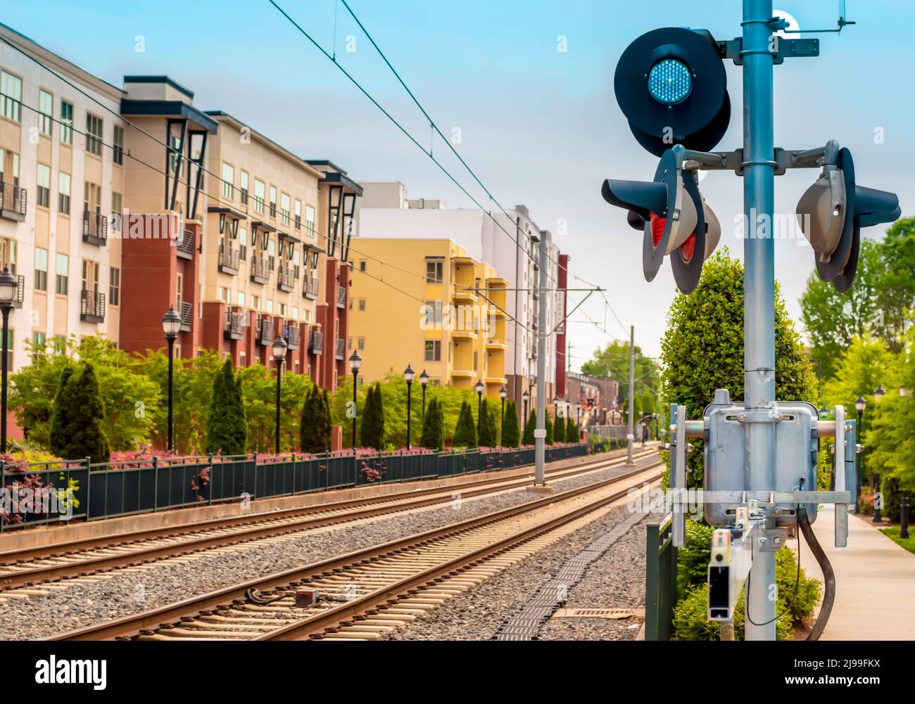 Fila di edifici ad appartamenti accanto e direttamente accanto al Charlotte Area Transit System, Lynx Blue Line Tracks nel sud di Charlotte, North Carolina. Foto Stock