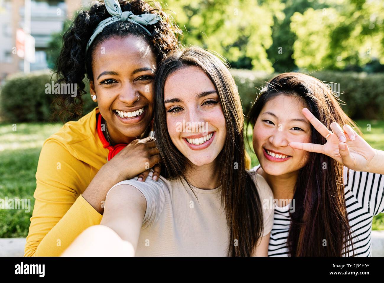 Sorridendo diverse giovani amiche con un ritratto selfie da cellulare Foto Stock