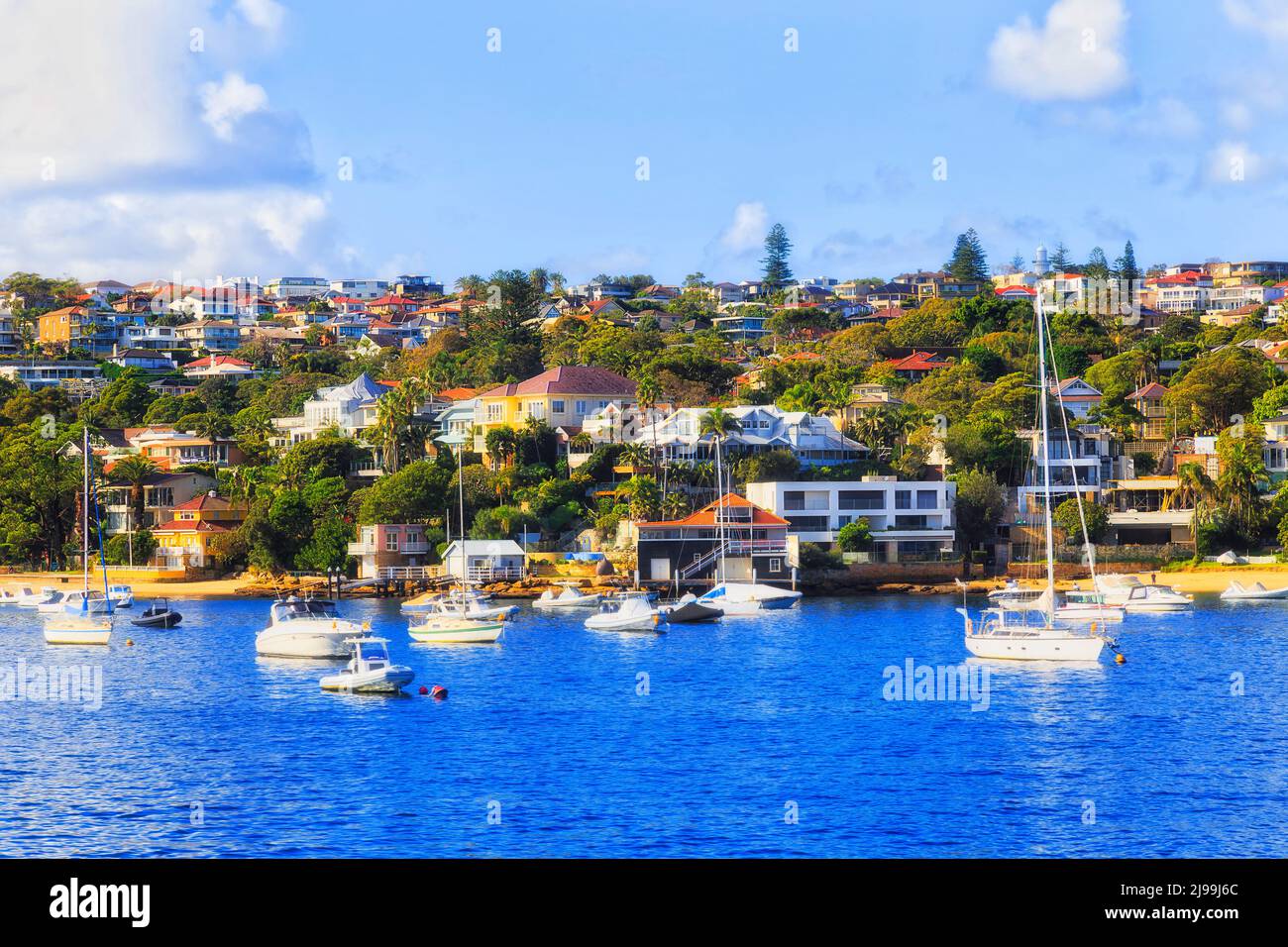 Vaucluse Wealty sobborgo sul lungomare di Sydney Harbour intorno a Double Bay - case residenziali vista dal traghetto. Foto Stock