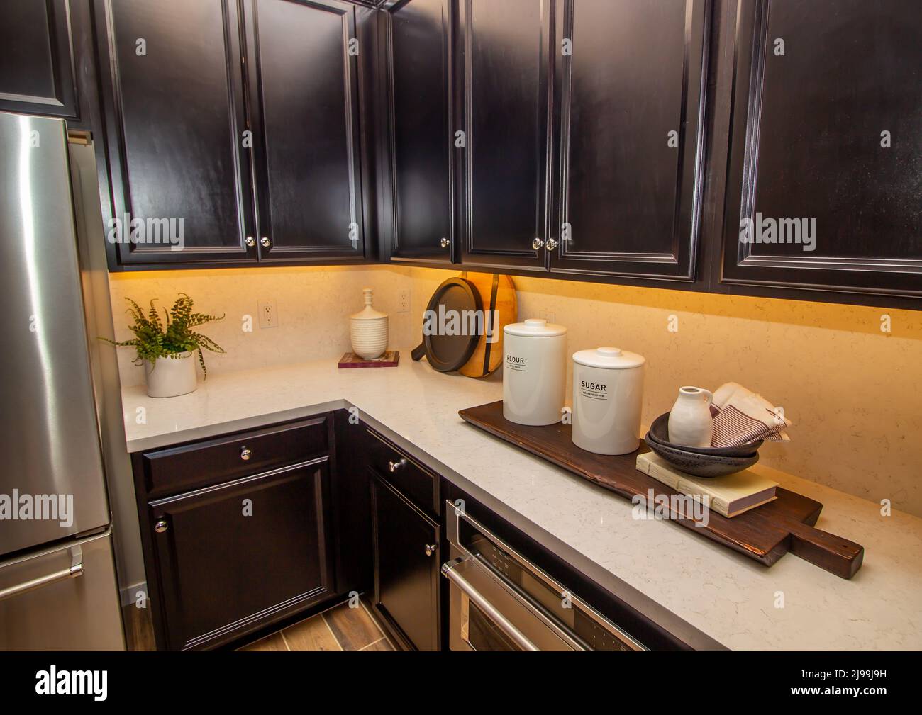 Cucina moderna con grande tagliere con contenitori decoratori Foto Stock