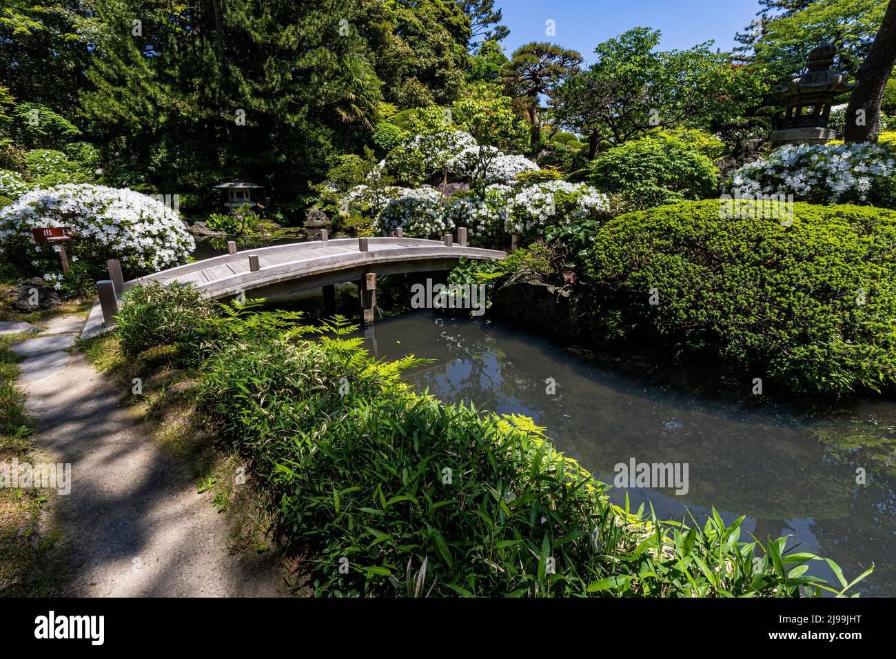 Il Giardino del Museo di Honma e l'adiacente Seienkaku Villa e i Giardini di Kakubuen che lo accompagnano sono un posto eccellente. Kakubuen Giardini che vi portano alla villa Foto Stock
