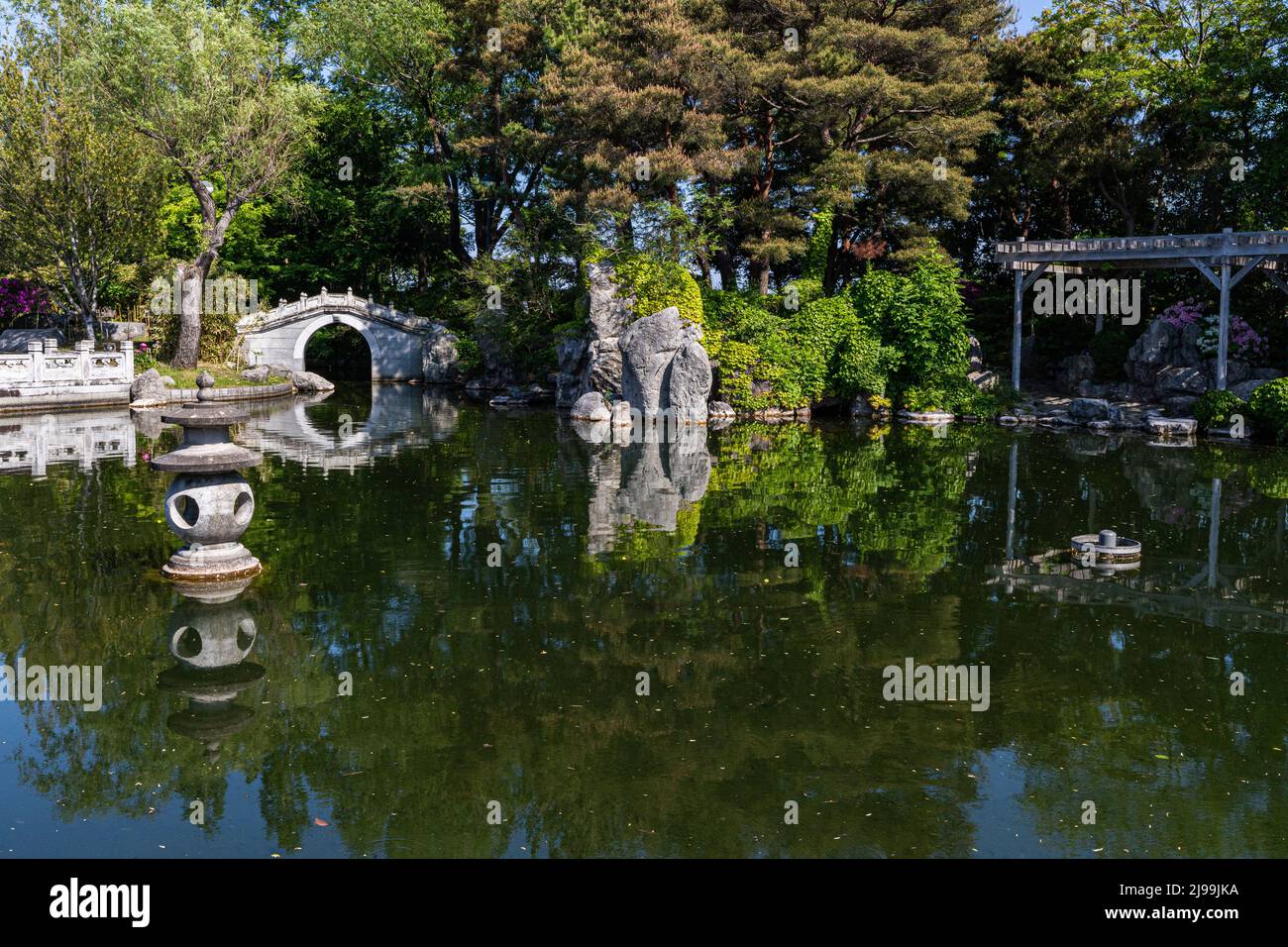 Tenjuen Chinese Garden è il risultato di una collaborazione tra Kinsaku Nakane e Togo Murano, un architetto rappresentativo di Showa Japan Foto Stock
