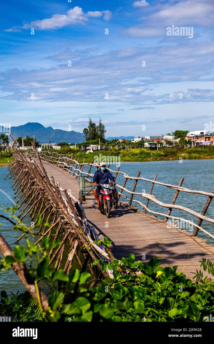 Ponte di legno dell'isola di Cam Kim vicino a Hoi An. Solo moto. Foto Stock