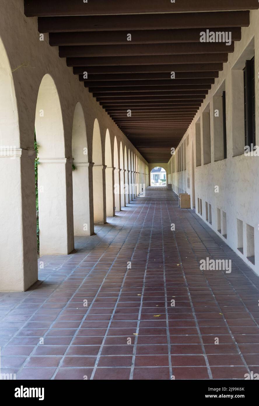 Corridoio esterno sul campus di Caltech Foto Stock