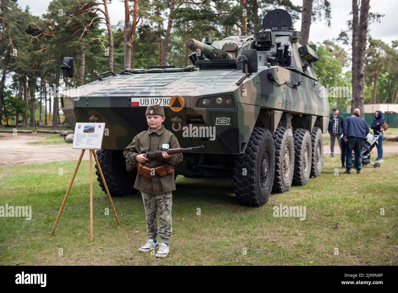 Un bambino è visto posare accanto ad un veicolo militare al picnic militare. Il reclutamento per il nuovo servizio militare generale volontario della Polonia inizia dal maggio 21st quando il governo cerca di raddoppiare le dimensioni delle sue forze armate. Il ministero della Difesa ha rivelato i dettagli sulle condizioni per il servizio di tutto l'anno, compresi i tassi di retribuzione e benefit.The introduzione del servizio militare di base volontario è stato previsto dalla legge sulla difesa della Patria, Che è stato inizialmente proposto dal governo in ottobre, ma firmato in legge poco dopo l'invasione russa dell'Ucraina. Foto Stock