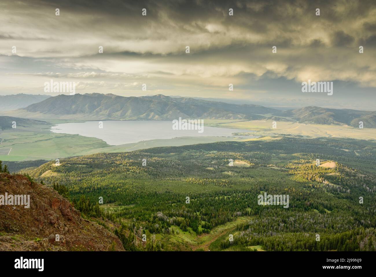 Panoramica del lago Henrys da Sawtell Peak, Island Park, Fremont County, Idaho, USA Foto Stock