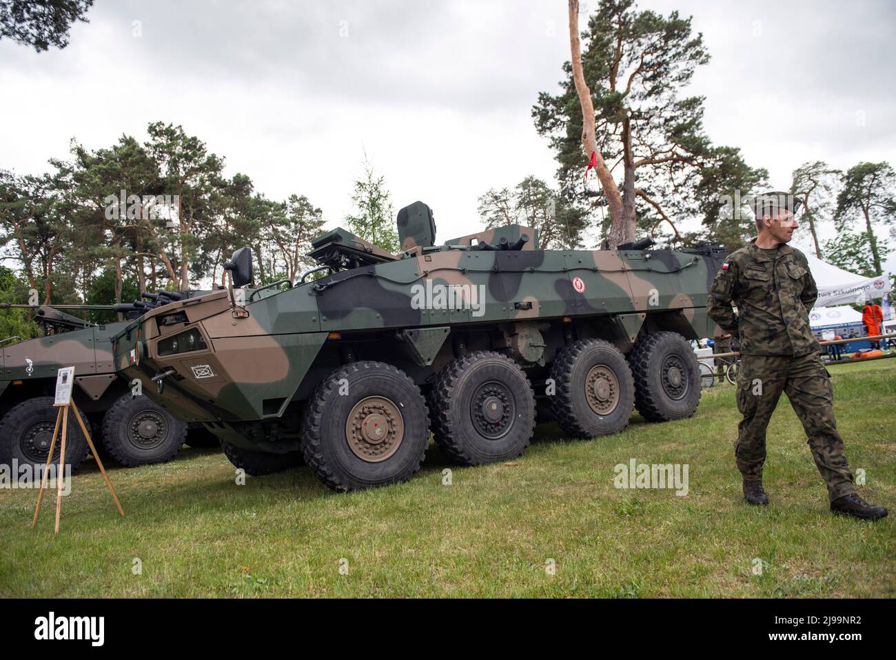 I veicoli militari sono esposti al picnic militare. Il reclutamento per il nuovo servizio militare generale volontario della Polonia inizia dal maggio 21st, quando il governo cerca di raddoppiare le dimensioni delle sue forze armate. Il ministero della Difesa ha rivelato i dettagli sulle condizioni per il servizio di tutto l'anno, compresi i tassi di retribuzione e benefit.The introduzione del servizio militare di base volontario è stato previsto dalla legge sulla difesa della Patria, Che è stato inizialmente proposto dal governo in ottobre, ma firmato in legge poco dopo l'invasione russa dell'Ucraina. (Foto di Attila Husejnow/SOPA Images/Sipa USA) Foto Stock