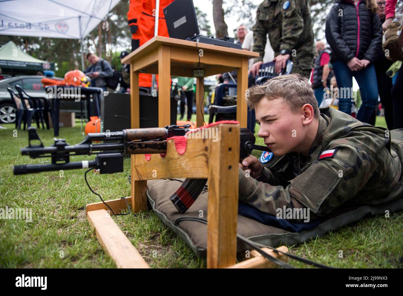 Uno studente di una scuola superiore militare prova una mitragliatrice al picnic militare. Il reclutamento per il nuovo servizio militare generale volontario della Polonia inizia dal maggio 21st, quando il governo cerca di raddoppiare le dimensioni delle sue forze armate. Il ministero della Difesa ha rivelato i dettagli sulle condizioni per il servizio di tutto l'anno, compresi i tassi di retribuzione e benefit.The introduzione del servizio militare di base volontario è stato previsto dalla legge sulla difesa della Patria, Che è stato inizialmente proposto dal governo in ottobre, ma firmato in legge poco dopo l'invasione russa dell'Ucraina. (Foto di Attila Husejn Foto Stock