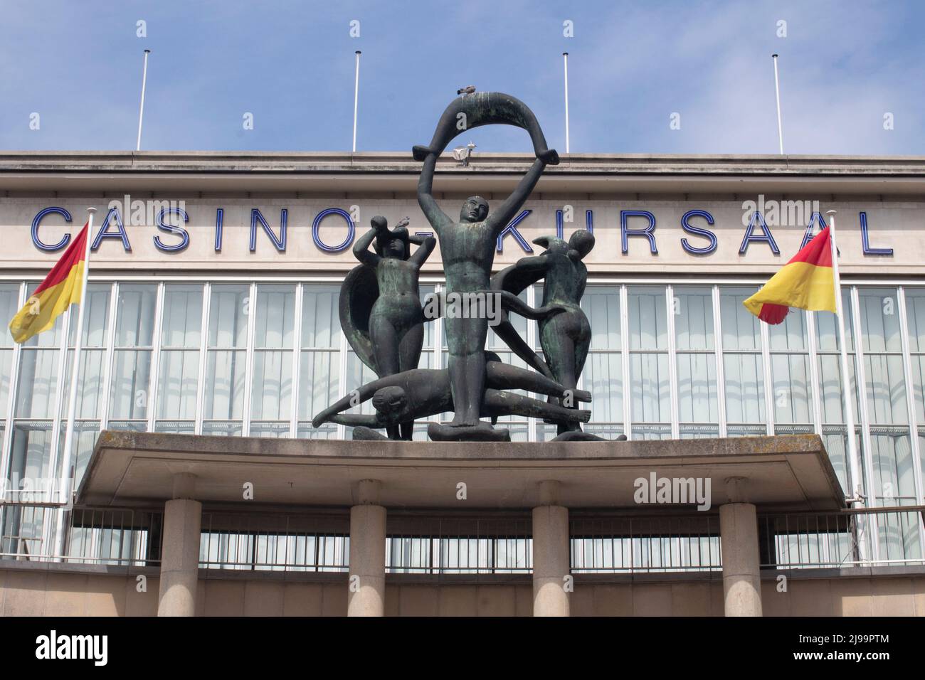 Casinò Kursaal Oostende con la statua i quattro elementi dell'artista Oscar Jespers, Ostenda, Belgio Foto Stock