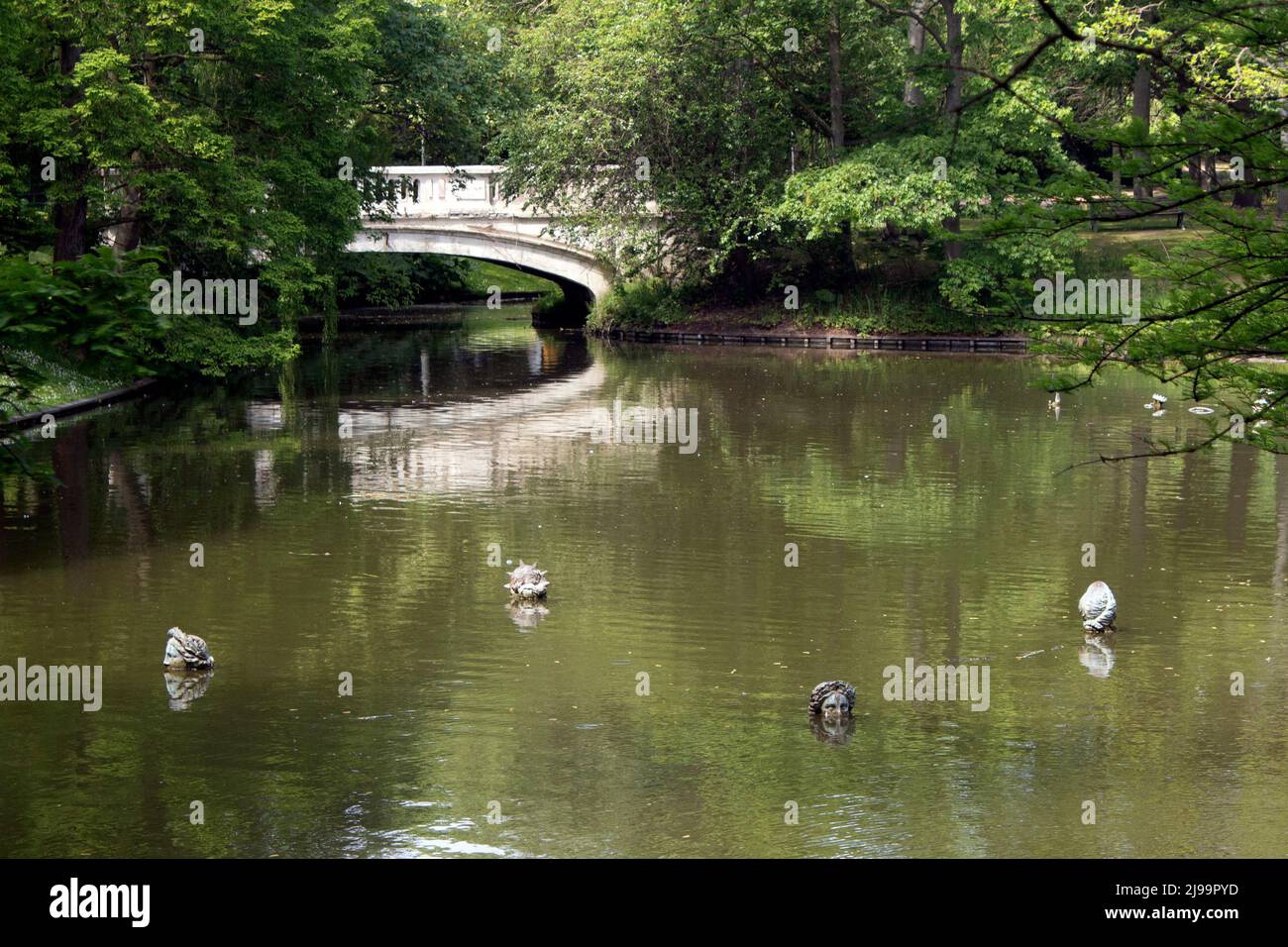 Titoli allegorici - Allegorische koppen - di Leo Copers in Leopold Park Ostend, Belgio Foto Stock