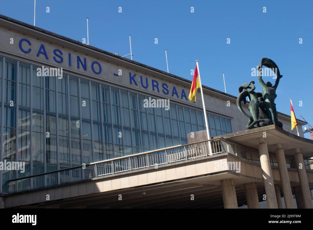 Casinò Kursaal Oostende con la statua i quattro elementi dell'artista Oscar Jespers, Ostenda, Belgio Foto Stock