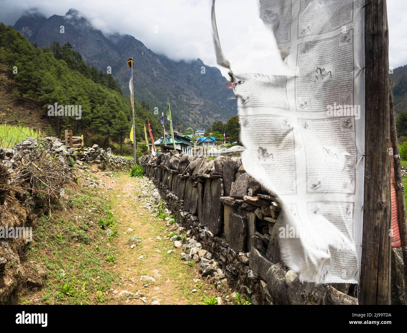 Pietre mani e bandiere di prayer all'entrata del villaggio di Thulo Gumela sopra Rangding, Khumbu Foto Stock