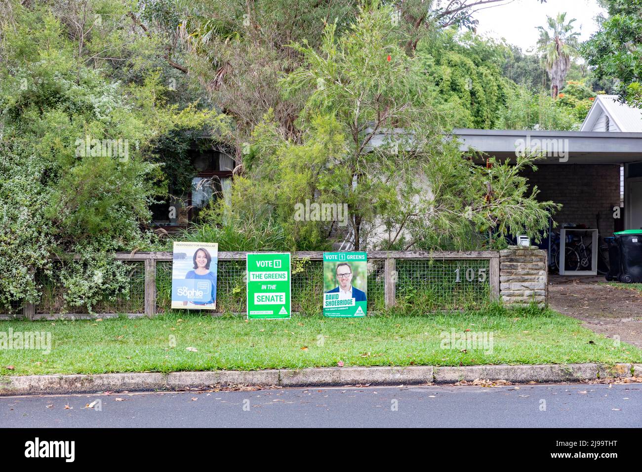 Elezioni federali Australiane 2022, Green Party e banner candidati indipendenti nella sede di Mackellar, fuori da una casa di Sydney, Australia Foto Stock