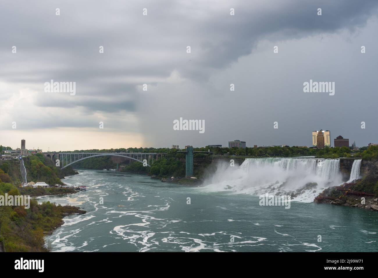 Il clima è intenso e si può ammirare dalle cascate del Niagara dal lato canadese, guardando di fronte allo stato di New York. 21 maggio 2022 Credit: Puffin's Pictures/Alamy Live News Foto Stock