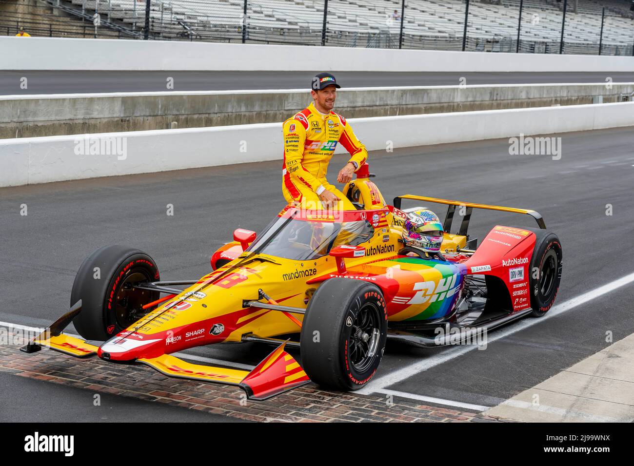 Indianapolis, Indiana, Stati Uniti. 21st maggio 2022. ROMAIN GROSJEAN (28) (R) di Ginevra, la Svizzera si pone con il proprio team e la propria auto dopo le qualifiche per l'Indianapolis 500 all'Indianapolis Motor Speedway di Indianapolis, Indiana, USA. (Credit Image: © Walter G. Arce Sr./ZUMA Press Wire) Foto Stock