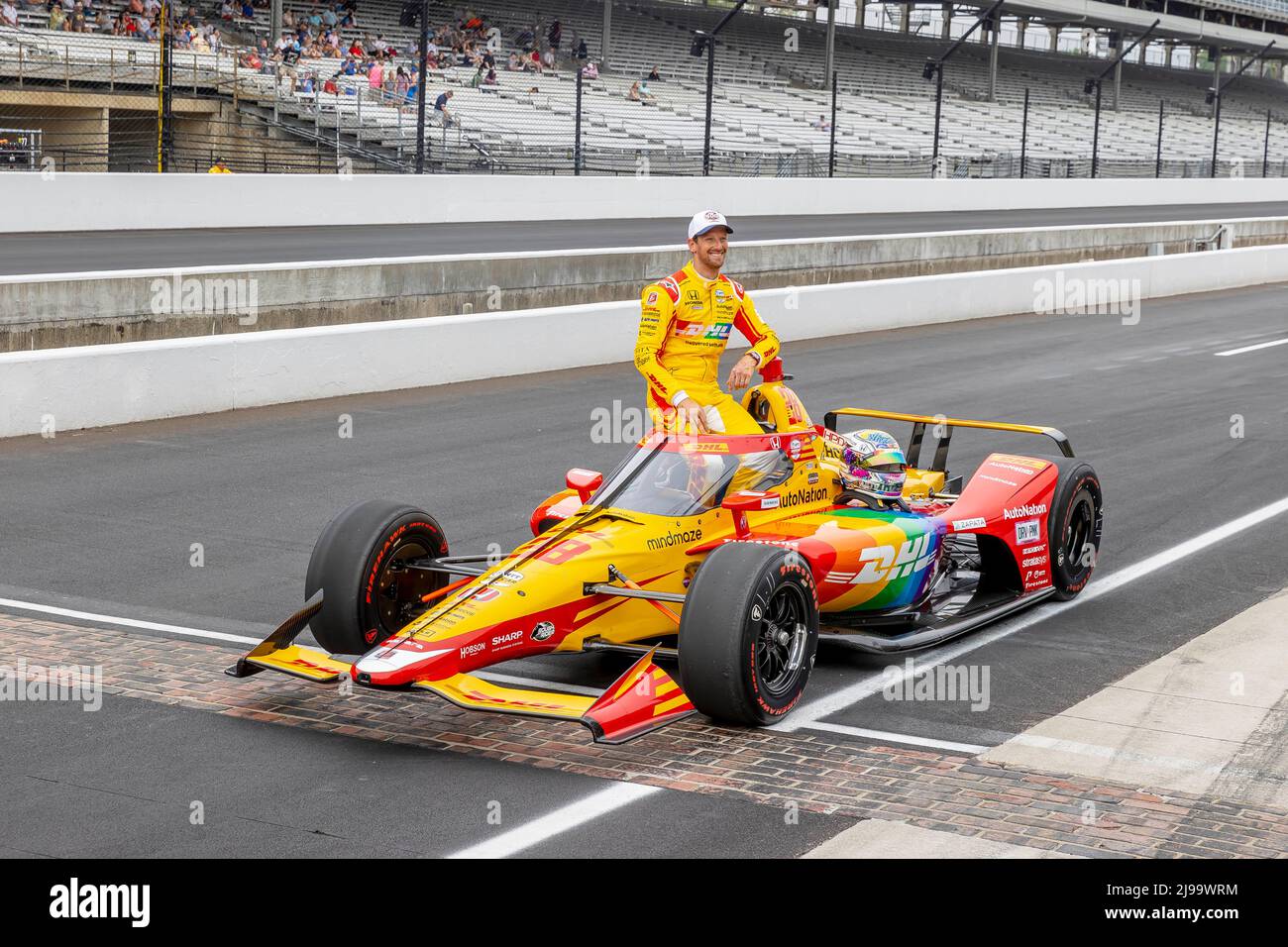 Indianapolis, Indiana, Stati Uniti. 21st maggio 2022. ROMAIN GROSJEAN (28) (R) di Ginevra, la Svizzera si pone con il proprio team e la propria auto dopo le qualifiche per l'Indianapolis 500 all'Indianapolis Motor Speedway di Indianapolis, Indiana, USA. (Credit Image: © Walter G. Arce Sr./ZUMA Press Wire) Foto Stock