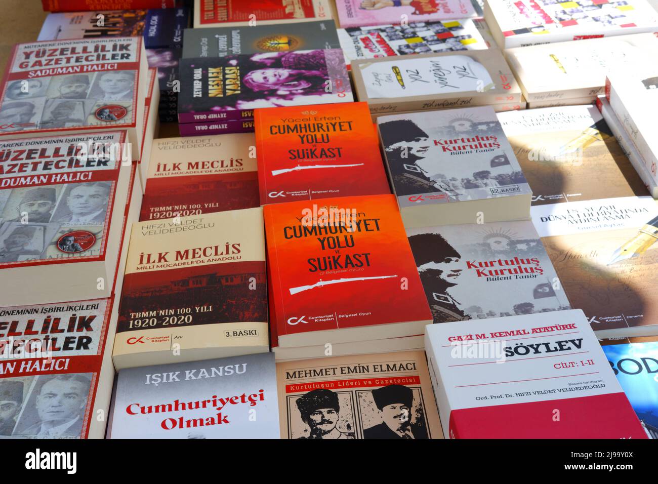 Libri in turco esposti sul tavolo per la vendita in una fiera del libro Foto Stock