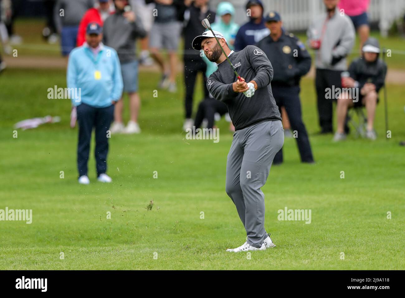 Tulsa, Oklahoma, Stati Uniti. 21st maggio 2022. Jon Rahm scola la palla sul green 6th durante il terzo round del campionato PGA 2022 al Southern Hills Country Club di Tulsa, Oklahoma. Grey Siegel/Cal Sport Media/Alamy Live News Foto Stock