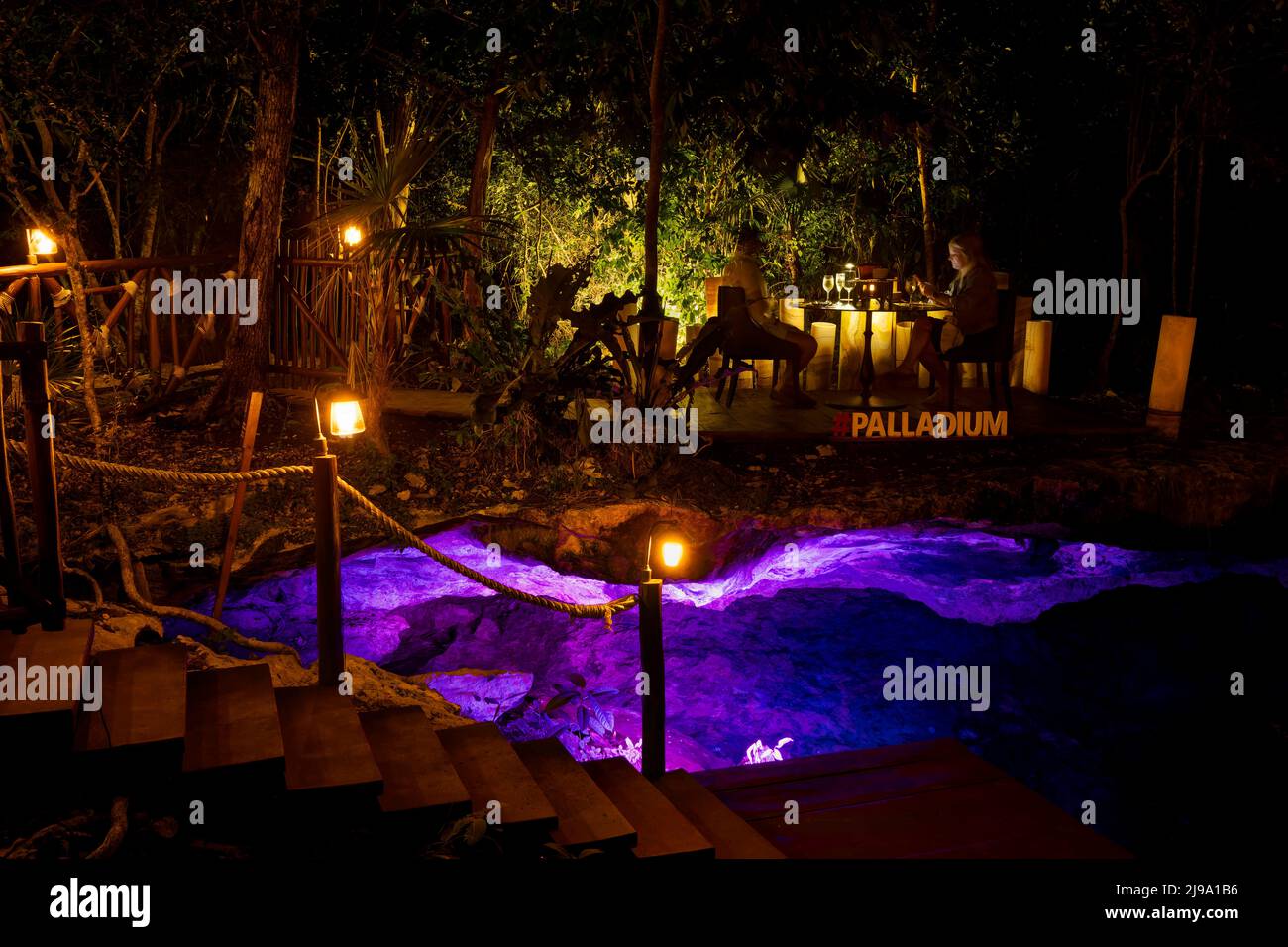 Cena romantica a Ixmucané Grand Cenote, Grand Palladium Colonial Resort, Riviera Maya, Messico Foto Stock