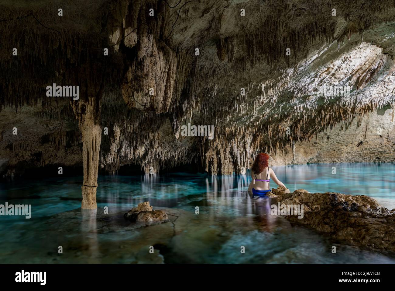 Donna a Taak Bi ha Cenote, Riviera Maya, Playa del Carmen, Messico Foto Stock