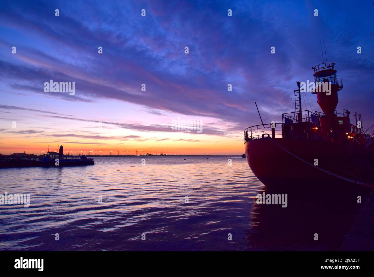 21/05/2022 Gravesend UK Un'alba e un'alba vulcanica sopra LV 21 un'ex nave faro ormeggiato a St Andrews Quay, fiume Tamigi vicino alla città del Kent di Grav Foto Stock