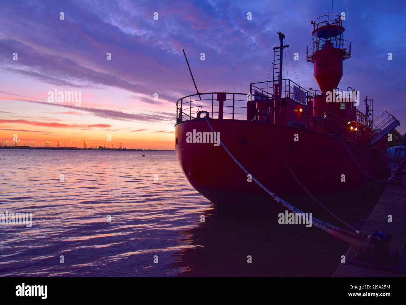 21/05/2022 Gravesend UK Un'alba e un'alba vulcanica sopra LV 21 un'ex nave faro ormeggiato a St Andrews Quay, fiume Tamigi vicino alla città del Kent di Grav Foto Stock
