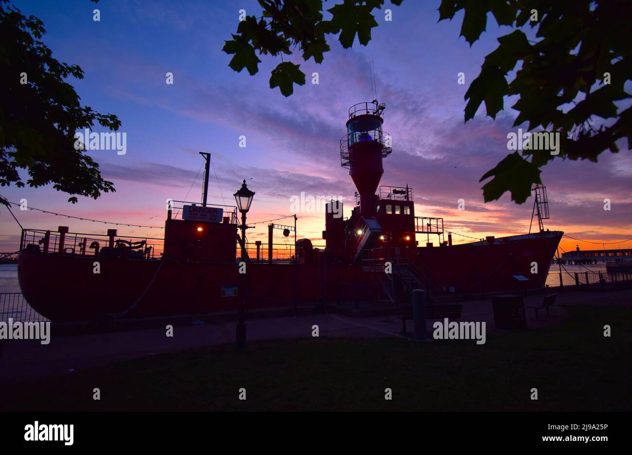 21/05/2022 Gravesend UK Un'alba e un'alba vulcanica sopra LV 21 un'ex nave faro ormeggiato a St Andrews Quay, fiume Tamigi vicino alla città del Kent di Grav Foto Stock
