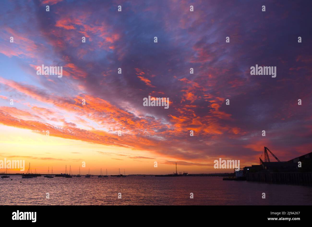 21/05/2022 Gravesend UK un'alba vulcanica sopra il Tamigi vicino alla città di Gravesend nel Kent. Foto Stock