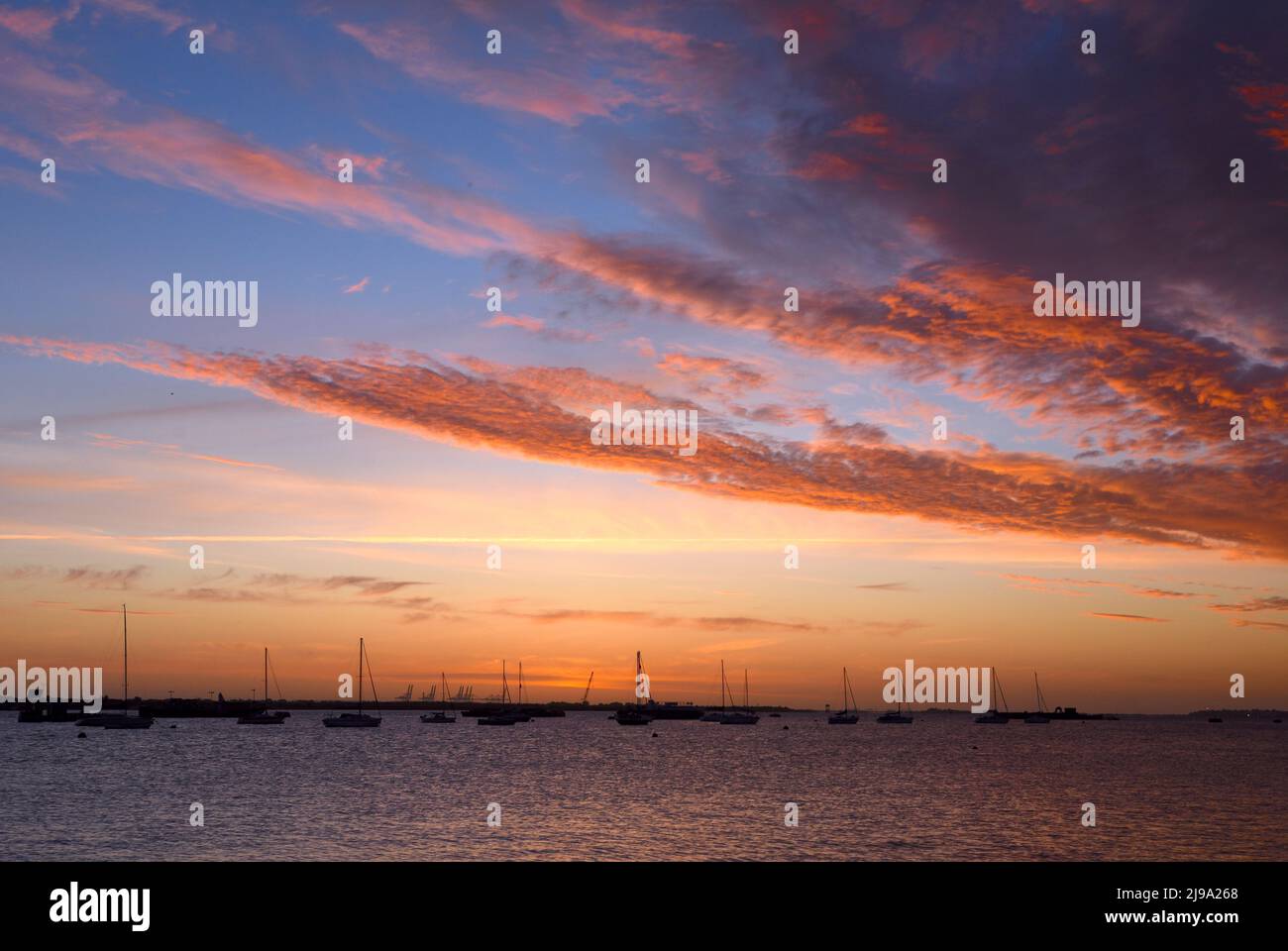 21/05/2022 Gravesend UK un'alba vulcanica sopra il Tamigi vicino alla città di Gravesend nel Kent. Foto Stock