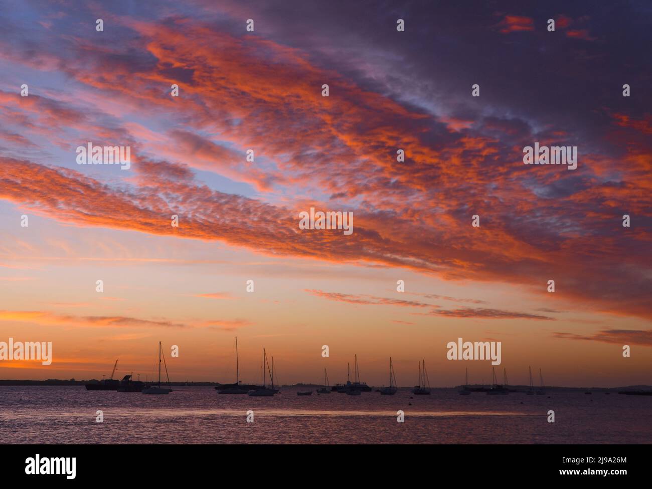 21/05/2022 Gravesend UK un'alba vulcanica sopra il Tamigi vicino alla città di Gravesend nel Kent. Foto Stock