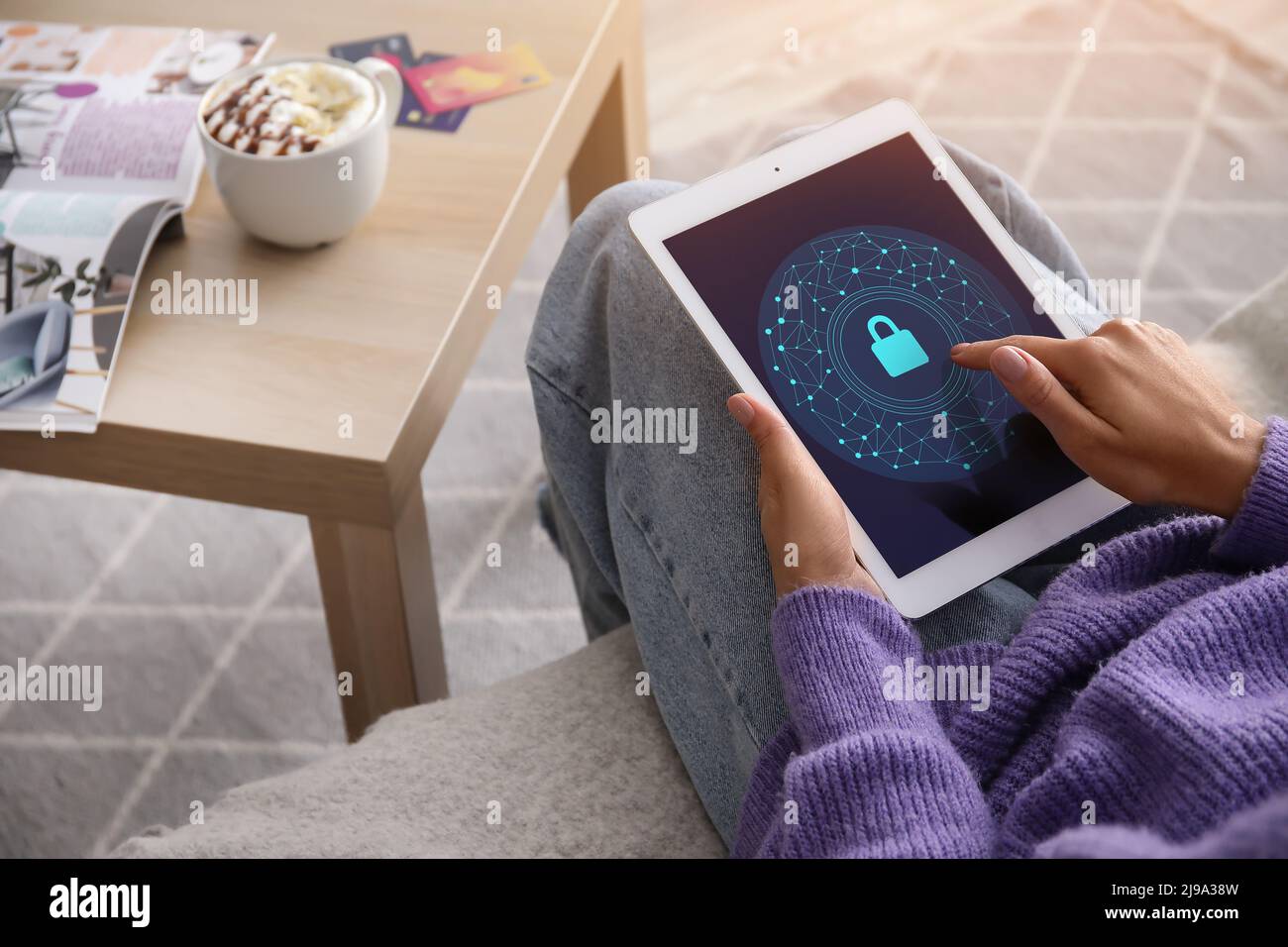 Donna che usa un tablet con schermo bloccato a casa Foto Stock