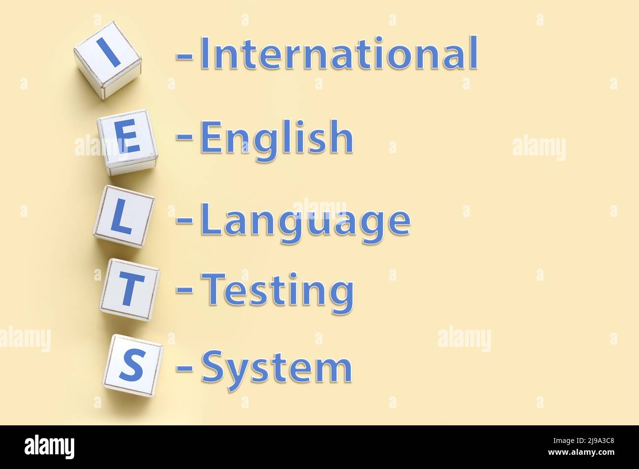 Text INTERNATIONAL SISTEMA DI TEST IN LINGUA INGLESE e cubi su sfondo a colori Foto Stock