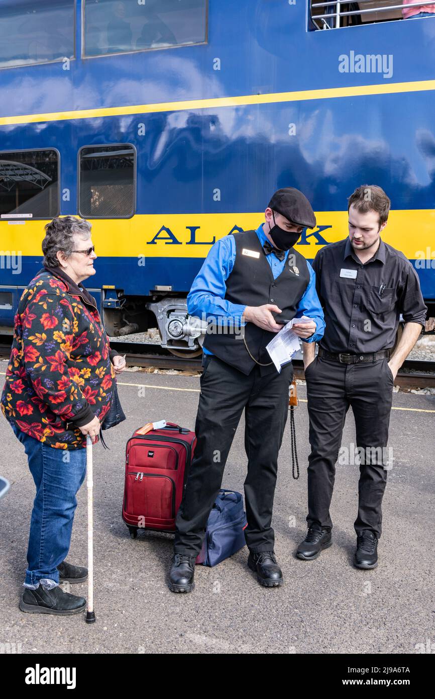 Il treno ferroviario dell'Alaska entra nel deposito ferroviario di Denali Foto Stock