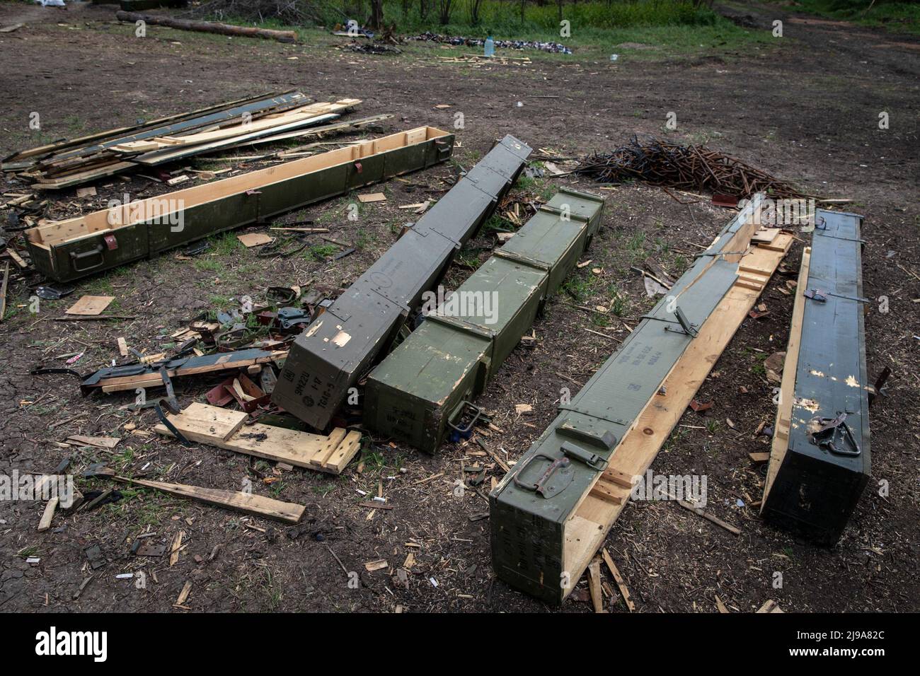 Donetsk, Ucraina. 20th maggio 2022. Scatole di contenimento di munizioni di Multi-Rocket-Launch-System (MLRS) viste in una posizione di difesa non divulgata sulla periferia della regione separatista di Donetsk (Donbas). La regione Ucraina di Donetsk (Donbas) è sottoposta a pesanti attacchi da parte delle truppe russe. L'invasione russa dell'Ucraina è iniziata il 24 febbraio, la guerra ha ucciso migliaia di civili e soldati. (Foto di Alex Chan Tsz Yuk/SOPA Images/Sipa USA) Credit: Sipa USA/Alamy Live News Foto Stock