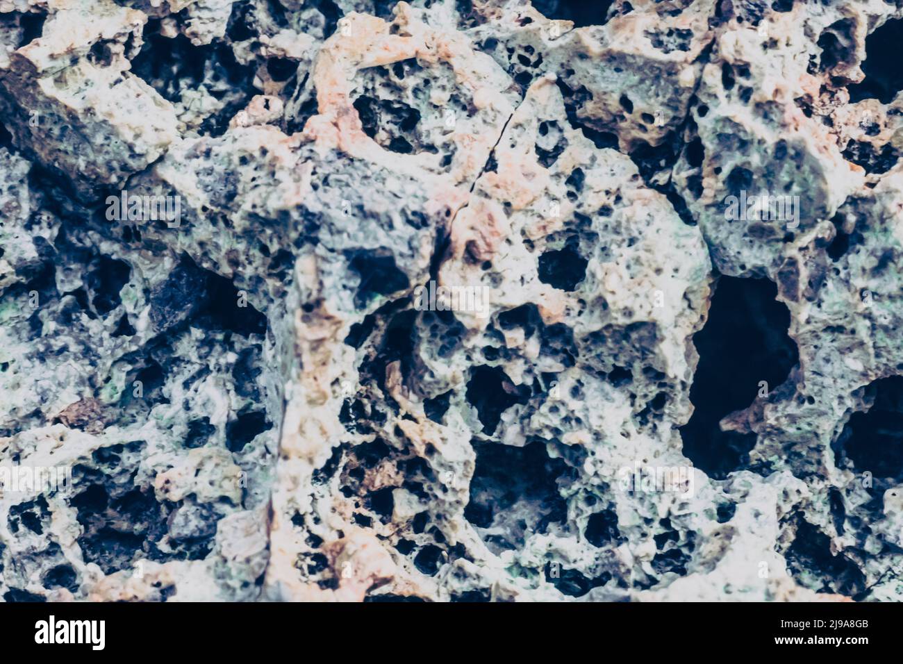 Astratta natura sfondo foto reale. Macro dettagli close up secco roccia crack pietra solide formazioni schiumose o lava vulcanica, pomice texture antica Foto Stock