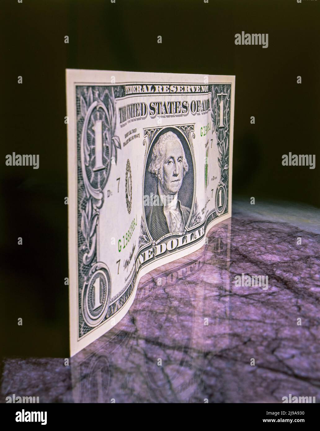 Un dollaro in piedi sulla superficie di marmo. Immagine da lucidi da 4x5 pollici. Fotocamera Deardorff, film Fuji RVP. Foto Stock