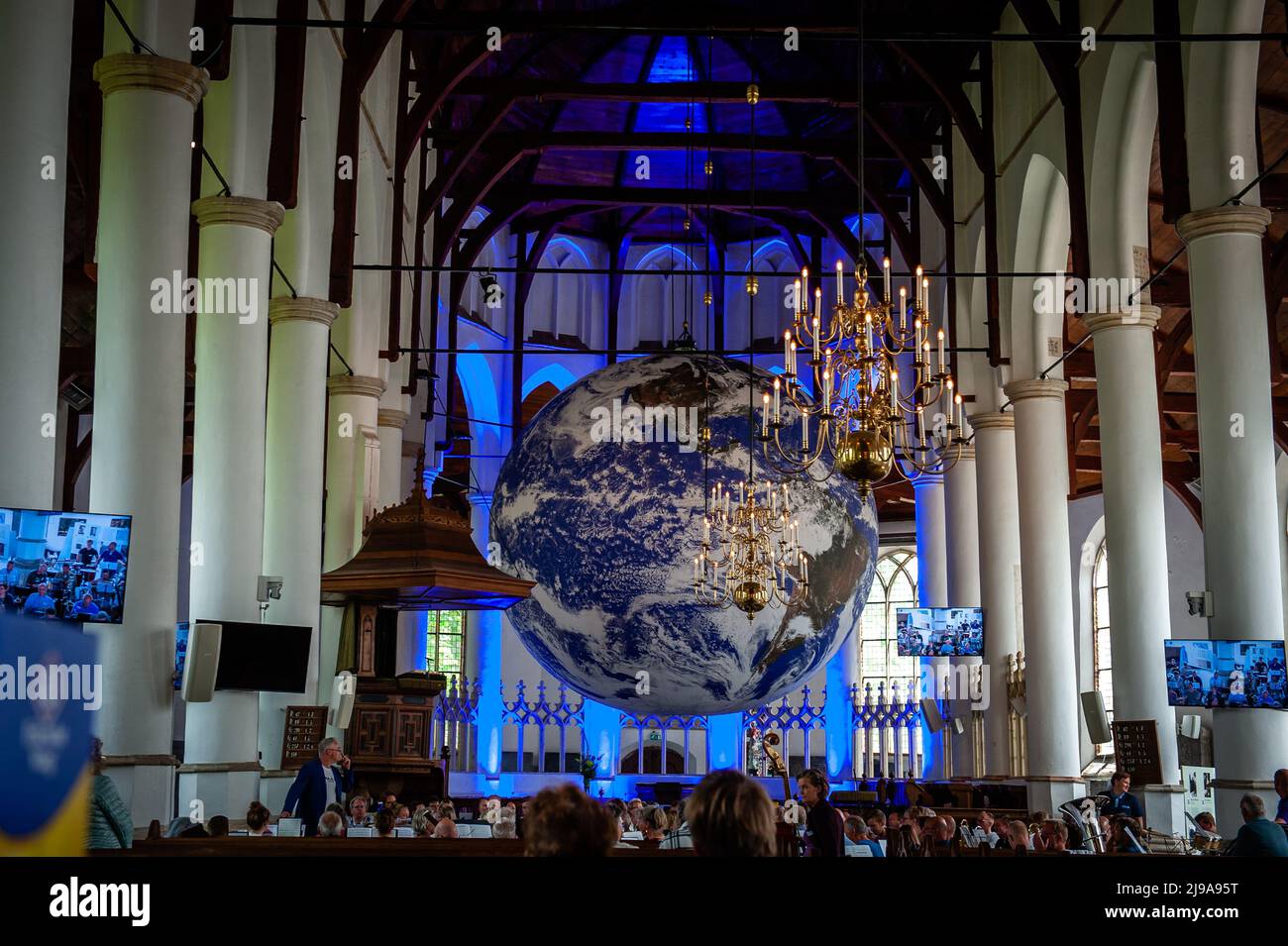 Una vista delle opere d'arte che rappresenta una grande sfera di terra posta al centro della chiesa. Gaia è un'opera itinerante dell'artista britannico Luke Jerram. Con un diametro di sette metri e creato da 120dpi immagini dettagliate della superficie terrestre della NASA, l'opera d'arte offre l'opportunità di vedere il nostro pianeta, fluttuando in tre dimensioni. Questa esperienza dà alle persone un senso di stupore, una profonda realizzazione dell'interconnessione della vita sulla Terra. Nella mitologia greca, Gaia è la personificazione della Madre Terra. Questa opera d'arte appartiene ad Arcadia, un programma culturale di 100 giorni che si svolge quest'estate Foto Stock