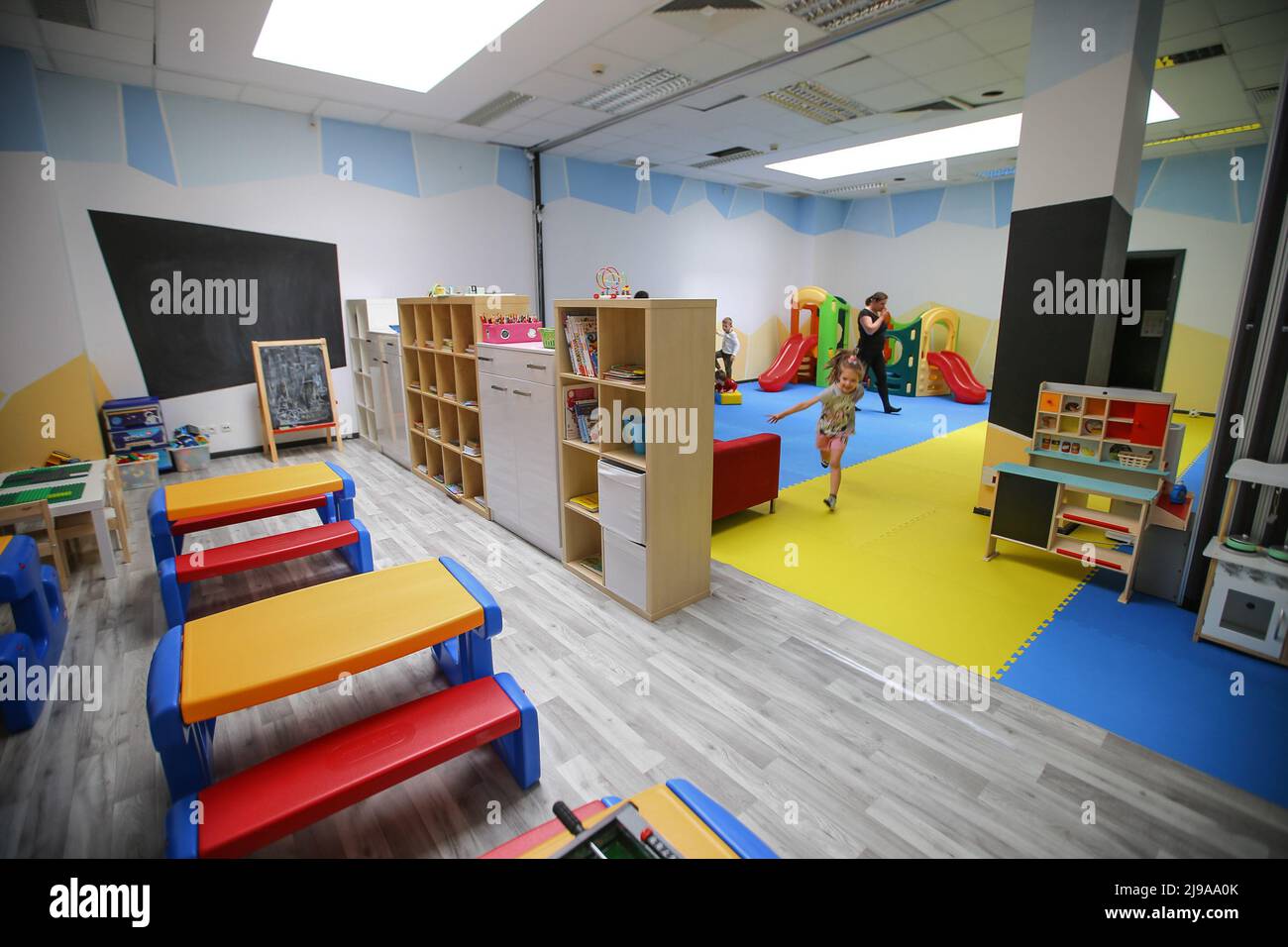 19 maggio 2022, Varsavia, Polonia: I rifugiati ucraini giocano con i giocattoli in un rifugio per rifugiati a Varsavia. I rifugiati che vivevano nel campo arrivarono a Varsavia il 24 febbraio, quando scoppiò la guerra. Attualmente nel campo ci sono circa 900 rifugiati. Questi rifugiati provenivano da diverse città ucraine. Ogni giorno vengono forniti di cibo, medicine e vestiti. Dopo il ritiro dell'esercito russo da diverse città ucraine, alcuni rifugiati tornano a casa. La Russia ha invaso l'Ucraina il 24 febbraio 2022, scatenando il più grande attacco militare in Europa dalla seconda guerra mondiale (Credit Image: © Aziz Karim Foto Stock