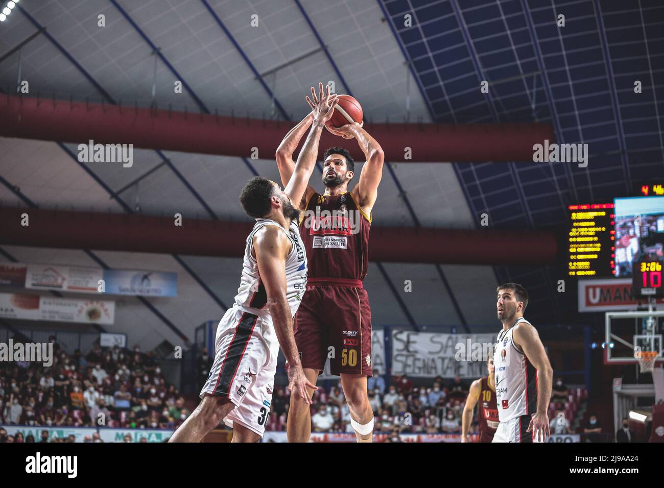 Venezia, Italia. 21st maggio 2022. Mitchell Watt (Umana Reyer Venezia) e Tyler Cain (Bertram Derthona) durante il playoff - Umana Reyer Venezia vs Bertram Derthona Tortona, Campionato Italiano di Basket A Serie a Venezia, Italia, Maggio 21 2022 Credit: Independent Photo Agency/Alamy Live News Foto Stock