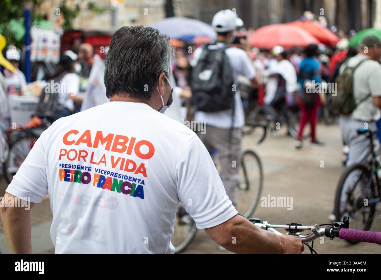 L'anziano cammina per le strade di Bogotà indossando una maglietta di propaganda politica a favore del candidato presidenziale Gustavo Petro e del vice-p Foto Stock