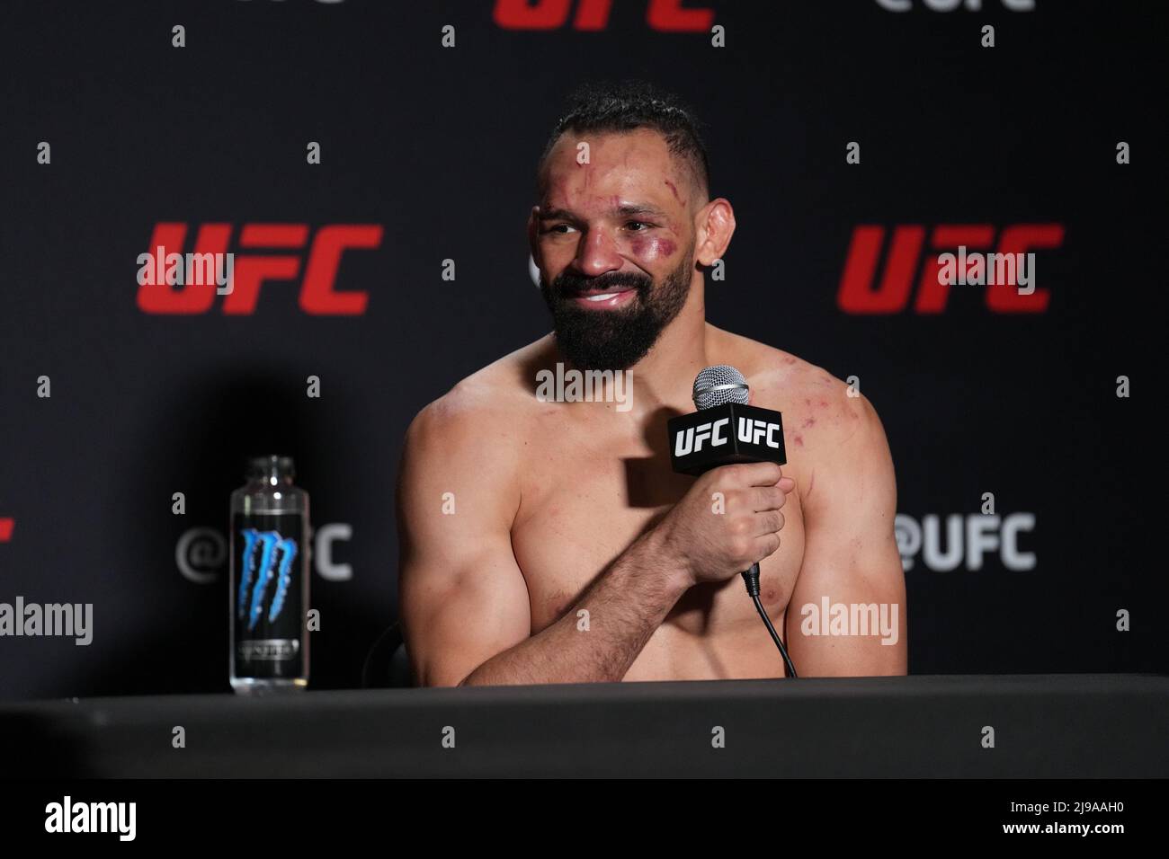 LAS VEGAS, NV - Maggio 21: Michel Pereira incontra la stampa dopo la vittoria alla UFC Apex per la notte di combattimento UFC - Holm vs Vieira - evento il 21 maggio 2022 a LAS VEGAS, Stati Uniti. (Foto di Louis Grasse/PxImages) Foto Stock