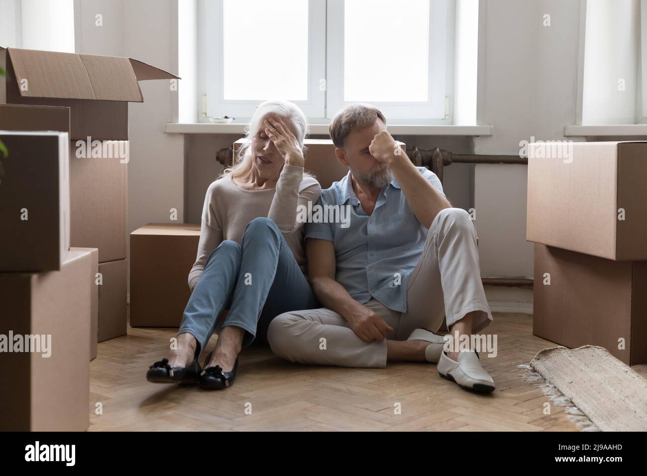 Coppia anziana di proprietari di casa esausta con il trasferimento Foto Stock