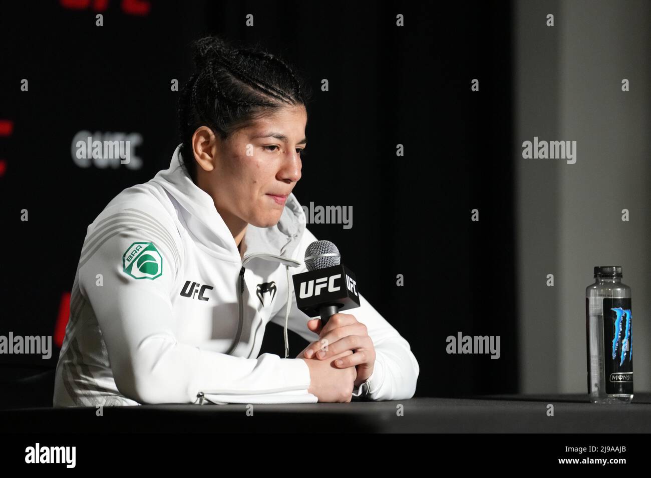 LAS VEGAS, NV - Maggio 21: Ketlen Vieira incontra la stampa dopo la vittoria alla UFC Apex per la notte di combattimento UFC - Holm vs Vieira - evento il 21 maggio 2022 a LAS VEGAS, Stati Uniti. (Foto di Louis Grasse/PxImages) Foto Stock