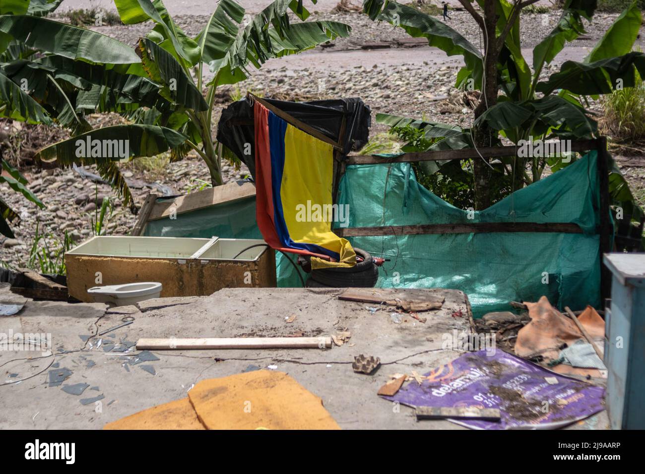 Una bandiera colombiana è vista come la gente di Villavicencio, Colombia reagire e rimanere in rifugi dopo che il fiume Guatiquia ha traboccato le sue rive a causa delle piogge che colpiscono 1200 famiglie, 3 vittime e almeno 45 case prese dalle sue correnti il 21 maggio 2022. Foto di: Mario Toro Quintero/Long Visual Press Foto Stock