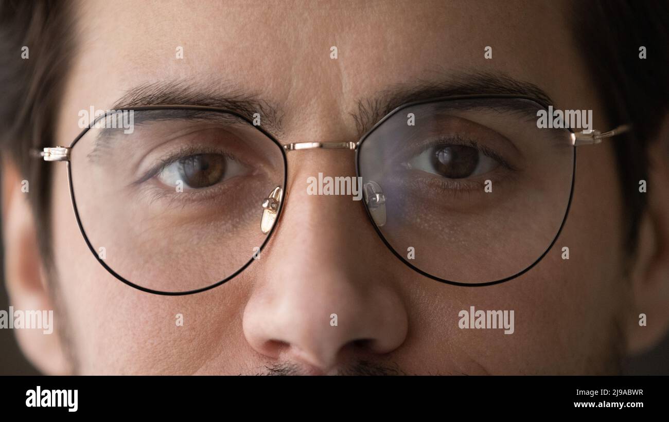 Ritratto corto di giovane uomo che indossa occhiali guardando la fotocamera Foto Stock
