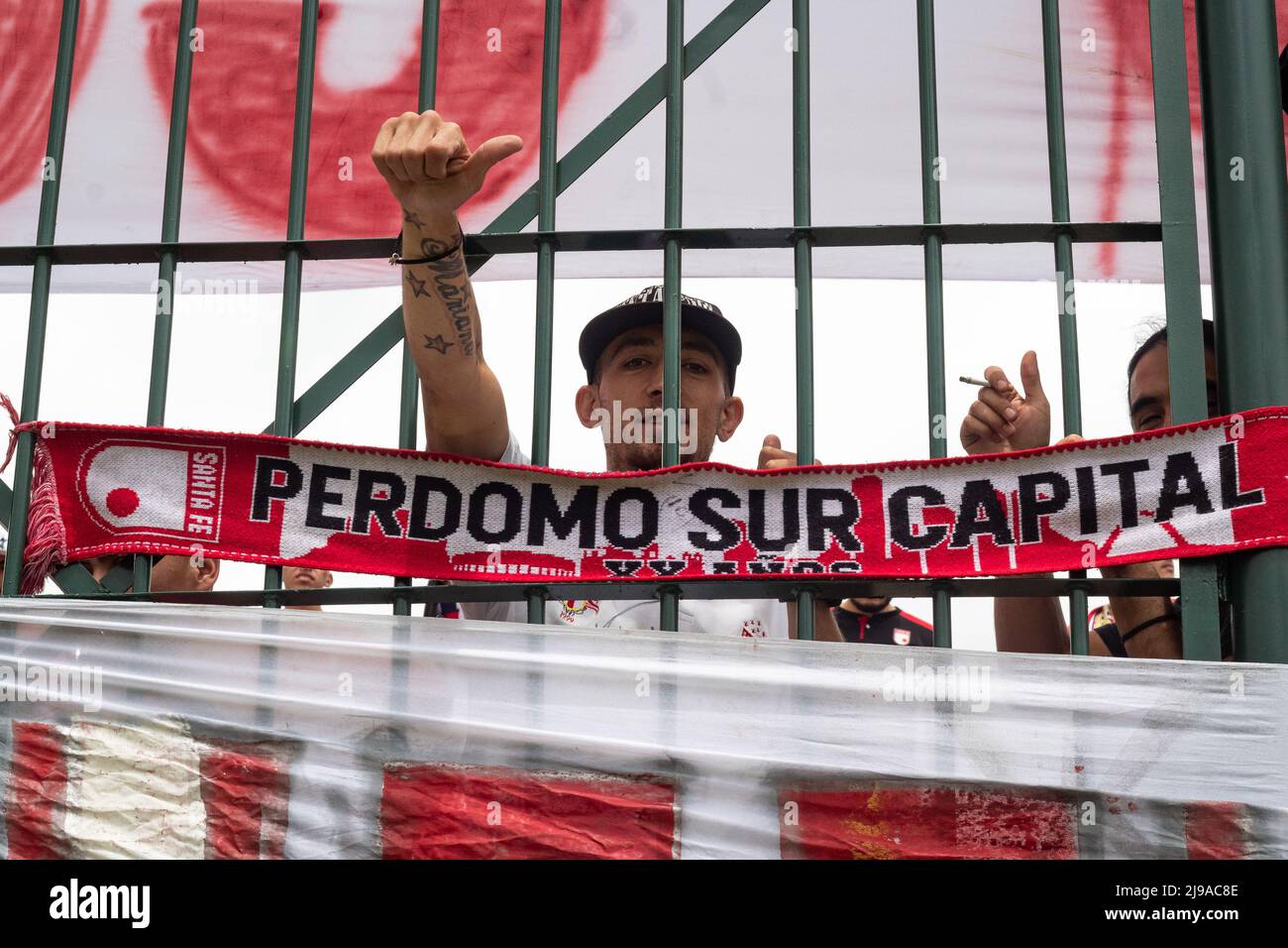 I sostenitori di Santa Fe sono visti durante la partita Santa Fe vs Patriotas a SOACHA, Colombia, il 21 maggio 2022. Foto di: Juan Angel/Long Visual Press Foto Stock