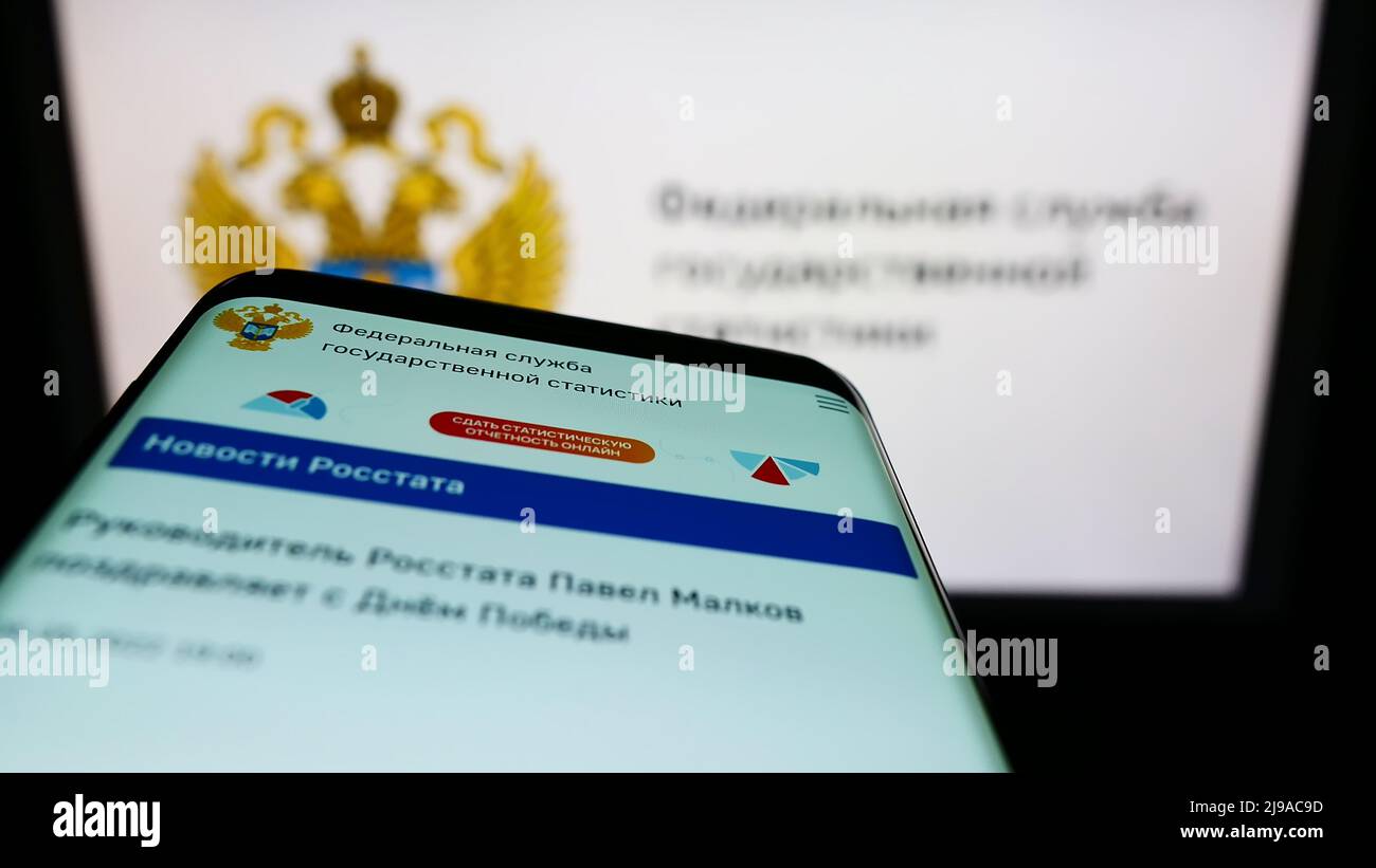 Smartphone con pagina web del Servizio statistico Federale Russo (Rossat) sullo schermo davanti al logo. Mettere a fuoco sulla parte superiore sinistra del display del telefono. Foto Stock