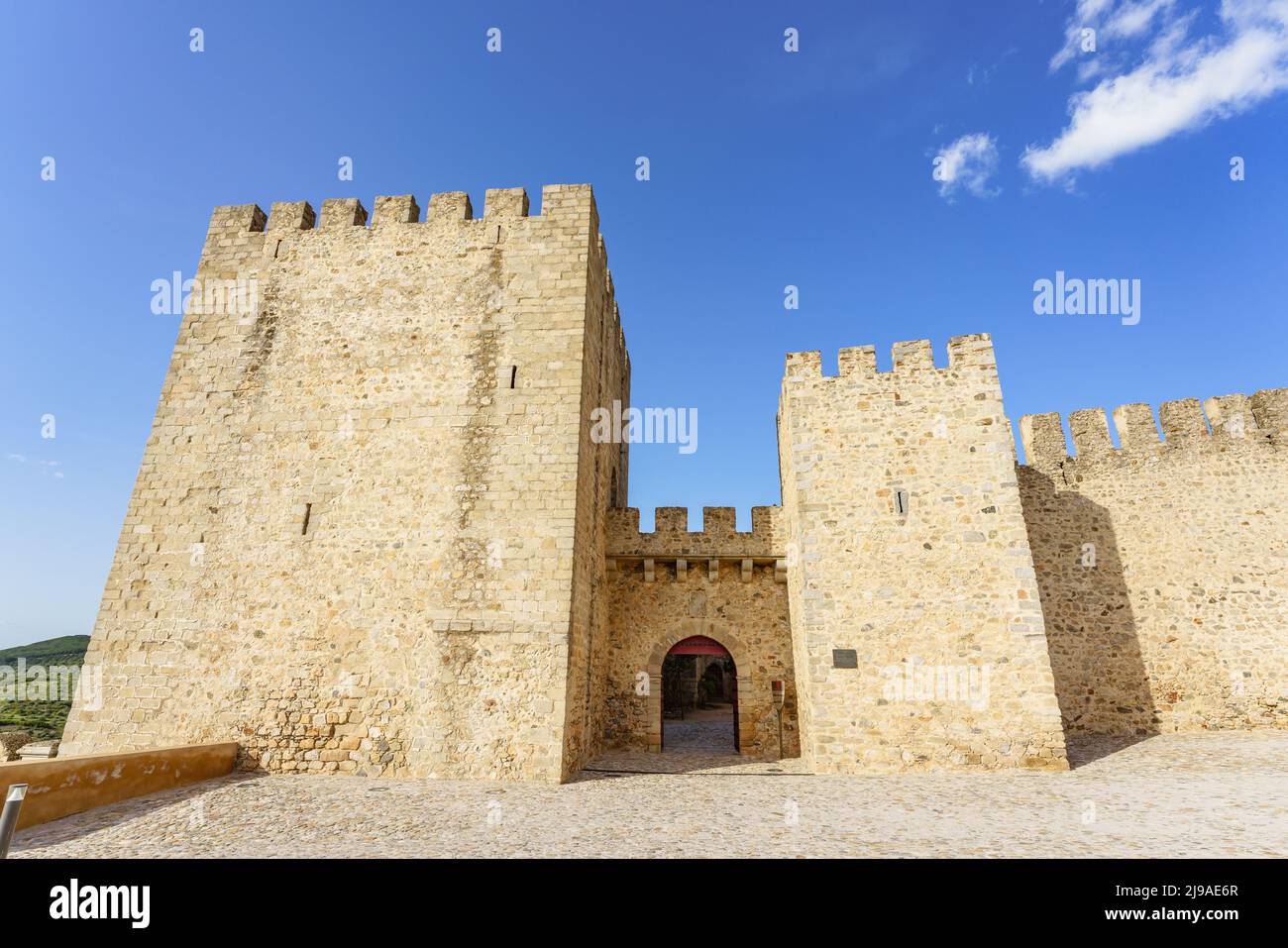 Fortificazione di origine islamica costruita dal 13th-secolo in cima alla città vecchia di Elvas vicino al confine spagnolo-portoghese Foto Stock