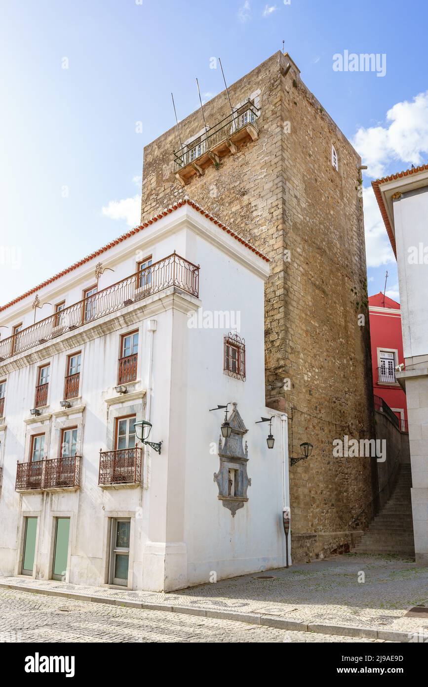Torre medievale di origine islamica costruita nel 14th secolo nel muro di Elvas Portogallo Foto Stock
